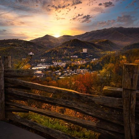 Mountain Eden, Hot Tub, Resort Pool, Wifi, 1089 Free Tickets Each Paid Day, Dollywood And More Gatlinburg Exteriör bild