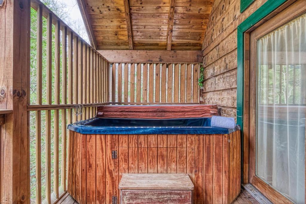 Mountain Eden, Hot Tub, Resort Pool, Wifi, 1089 Free Tickets Each Paid Day, Dollywood And More Gatlinburg Exteriör bild