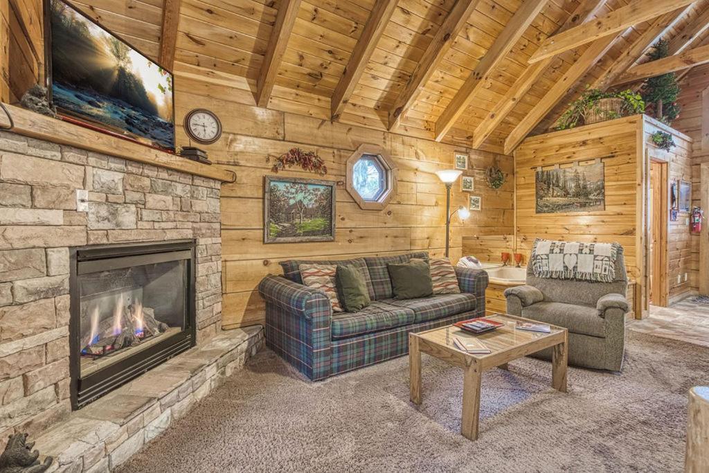 Mountain Eden, Hot Tub, Resort Pool, Wifi, 1089 Free Tickets Each Paid Day, Dollywood And More Gatlinburg Exteriör bild
