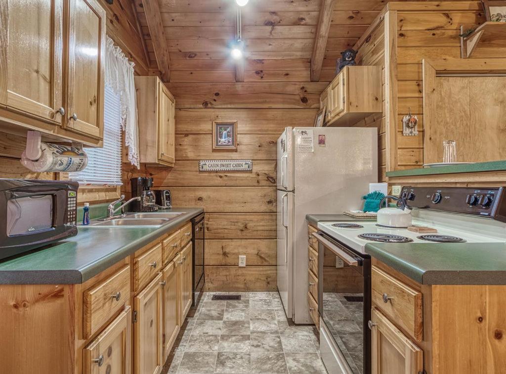 Mountain Eden, Hot Tub, Resort Pool, Wifi, 1089 Free Tickets Each Paid Day, Dollywood And More Gatlinburg Exteriör bild