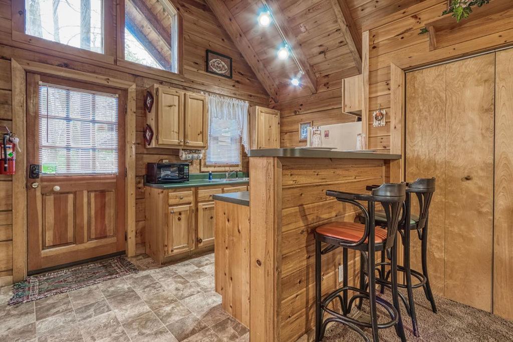 Mountain Eden, Hot Tub, Resort Pool, Wifi, 1089 Free Tickets Each Paid Day, Dollywood And More Gatlinburg Exteriör bild
