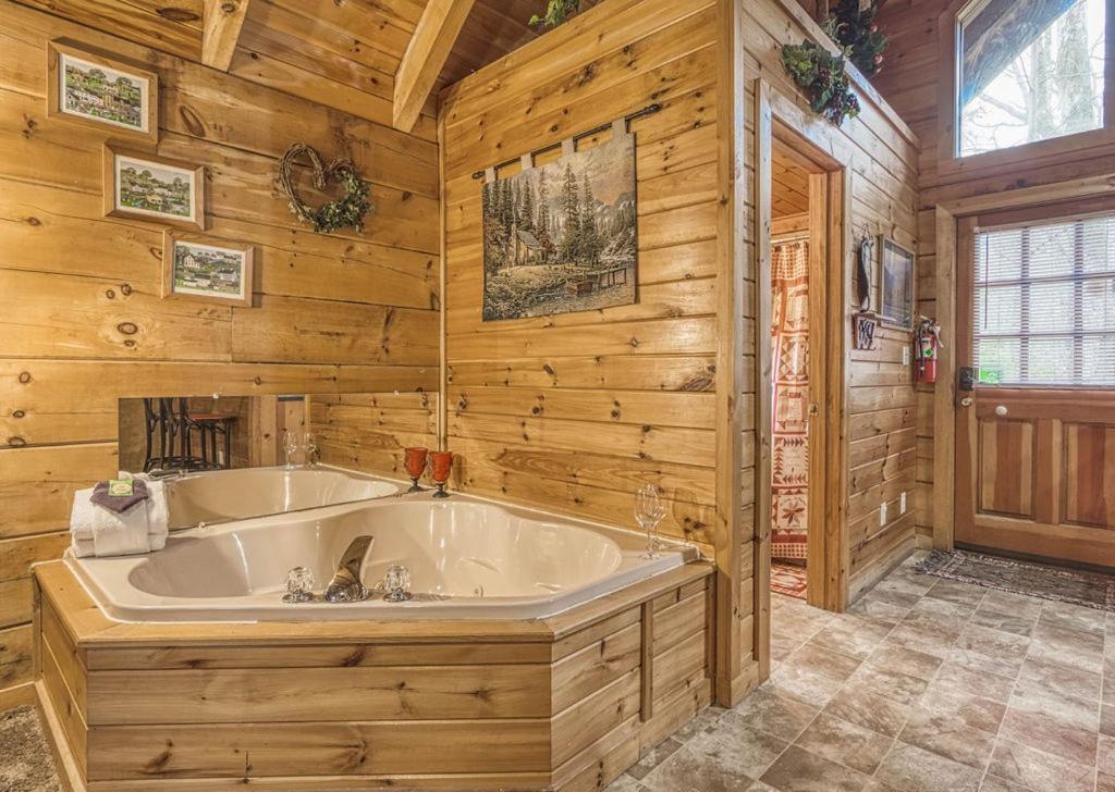 Mountain Eden, Hot Tub, Resort Pool, Wifi, 1089 Free Tickets Each Paid Day, Dollywood And More Gatlinburg Exteriör bild