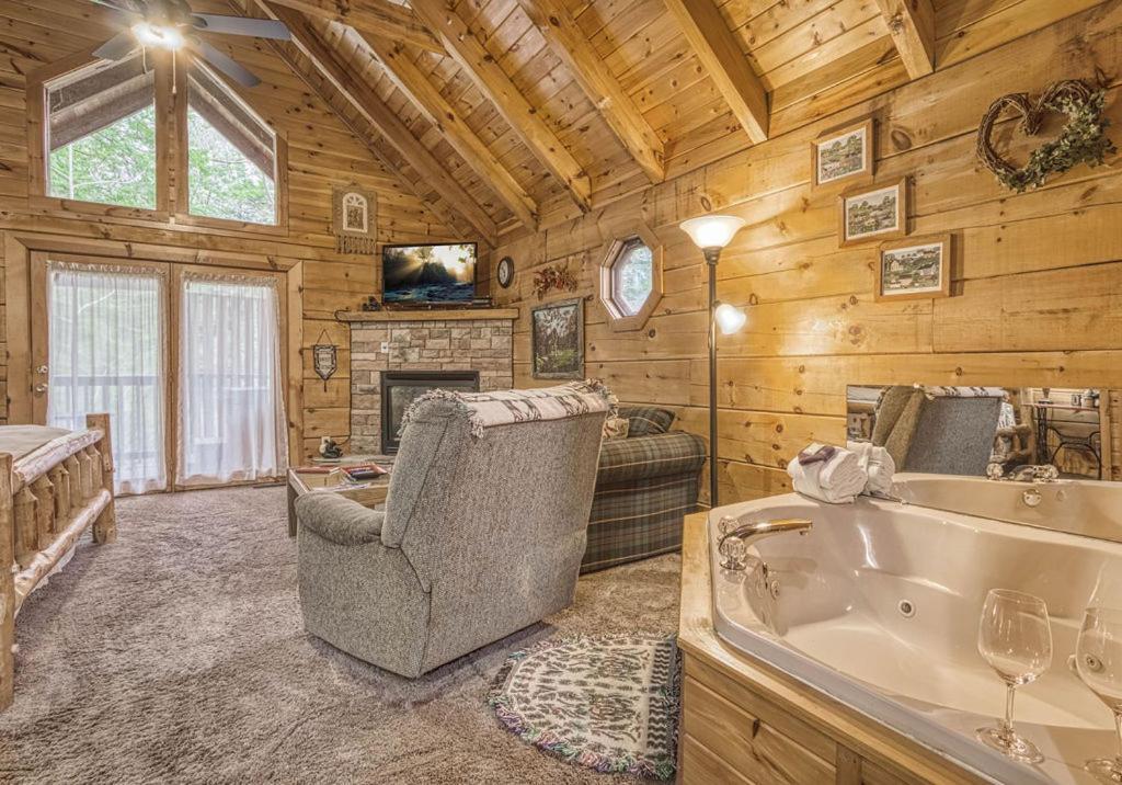 Mountain Eden, Hot Tub, Resort Pool, Wifi, 1089 Free Tickets Each Paid Day, Dollywood And More Gatlinburg Exteriör bild
