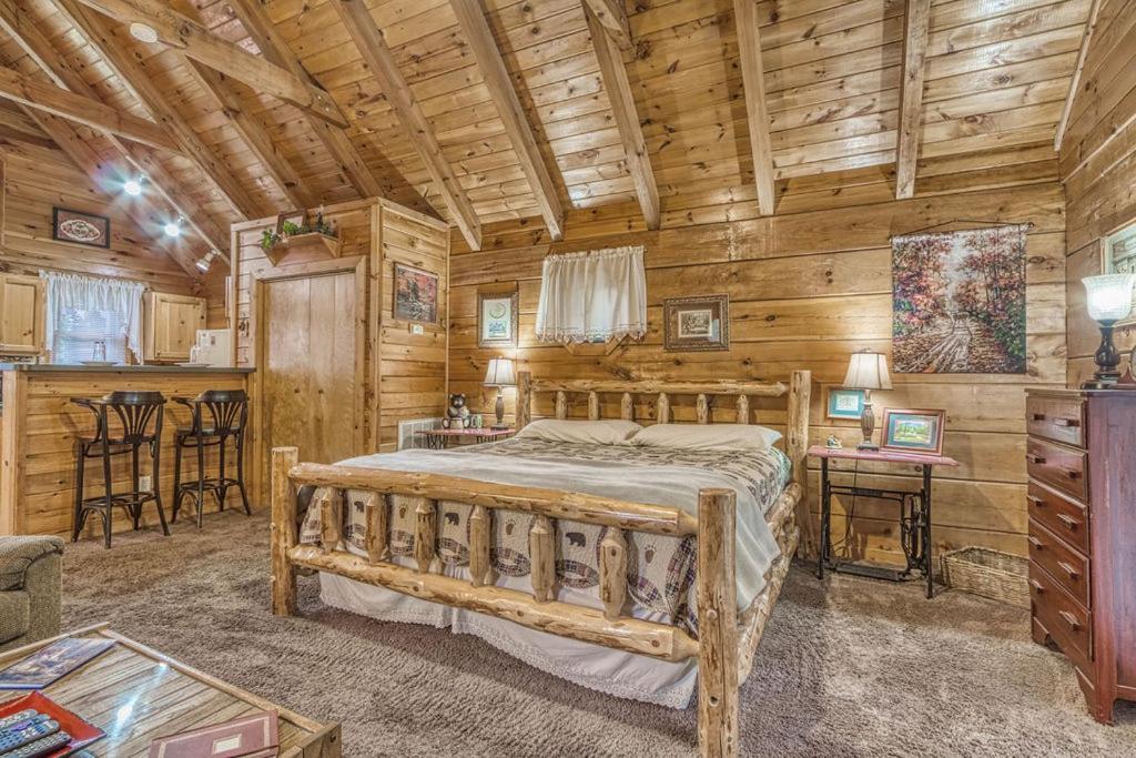 Mountain Eden, Hot Tub, Resort Pool, Wifi, 1089 Free Tickets Each Paid Day, Dollywood And More Gatlinburg Exteriör bild